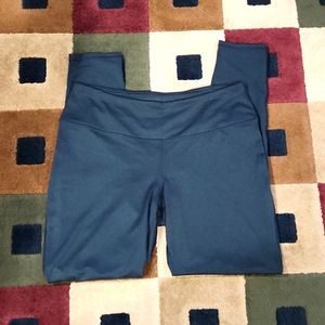Women's Tek Gear black leggings. Great condition.  Size Large